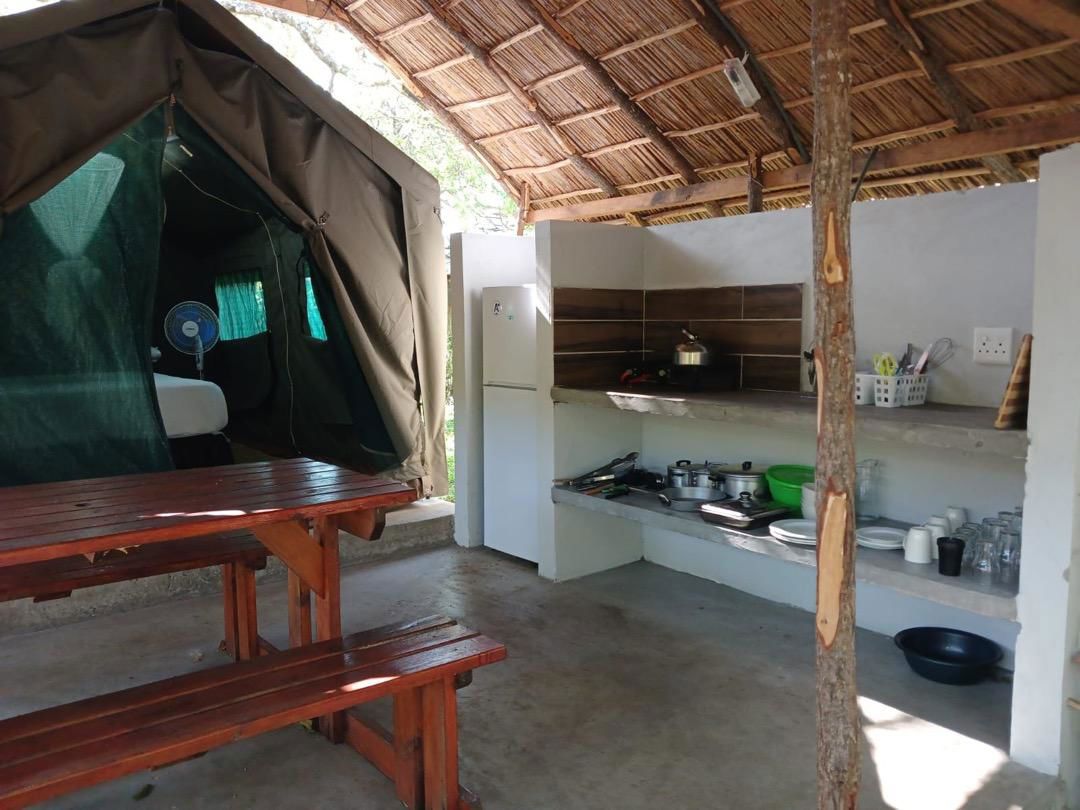 Safari Tent & En-suite Bathroom 3 4