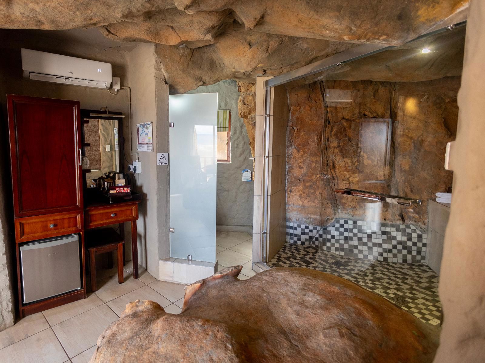 Honeymoon Cave Suite 4