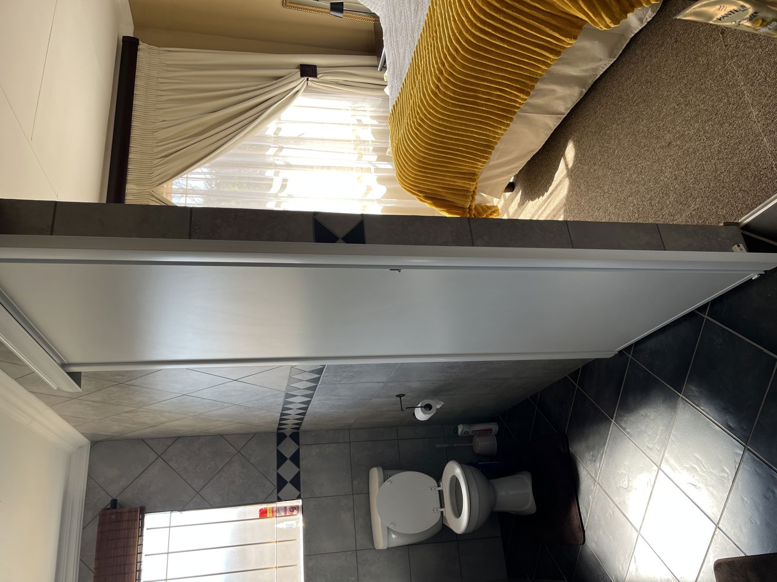 Queen bedroom with an interleading bathroom 2