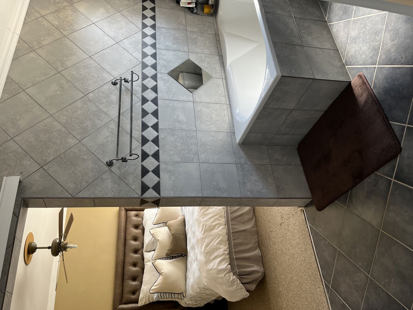 Queen bedroom with an interleading bathroom 3