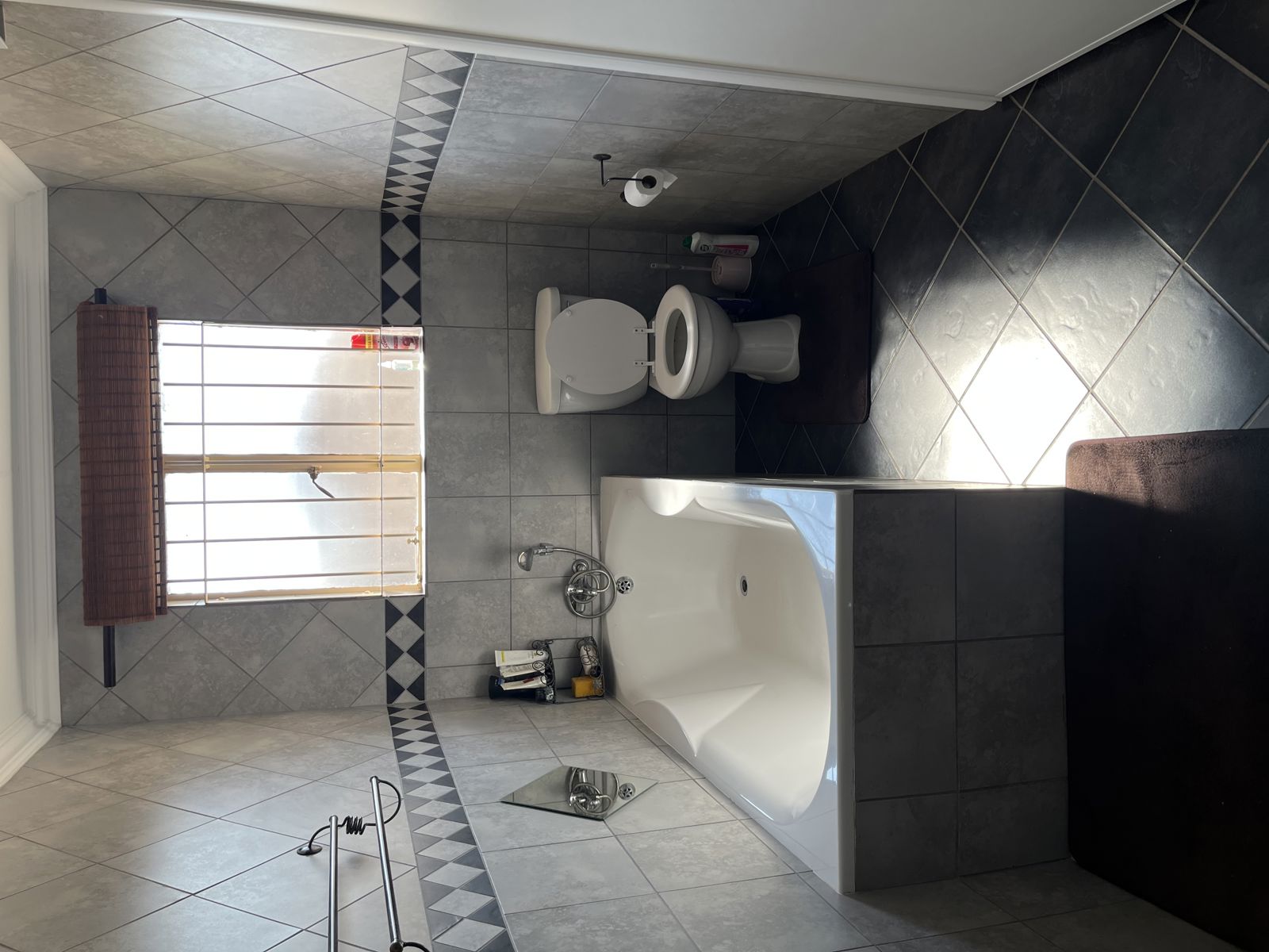 Queen bedroom with an interleading bathroom 4